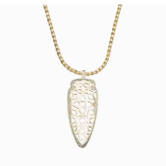 Kendra Scott Sienna Arrowhead Pendant Necklace in Gold - Picture 2 of 5